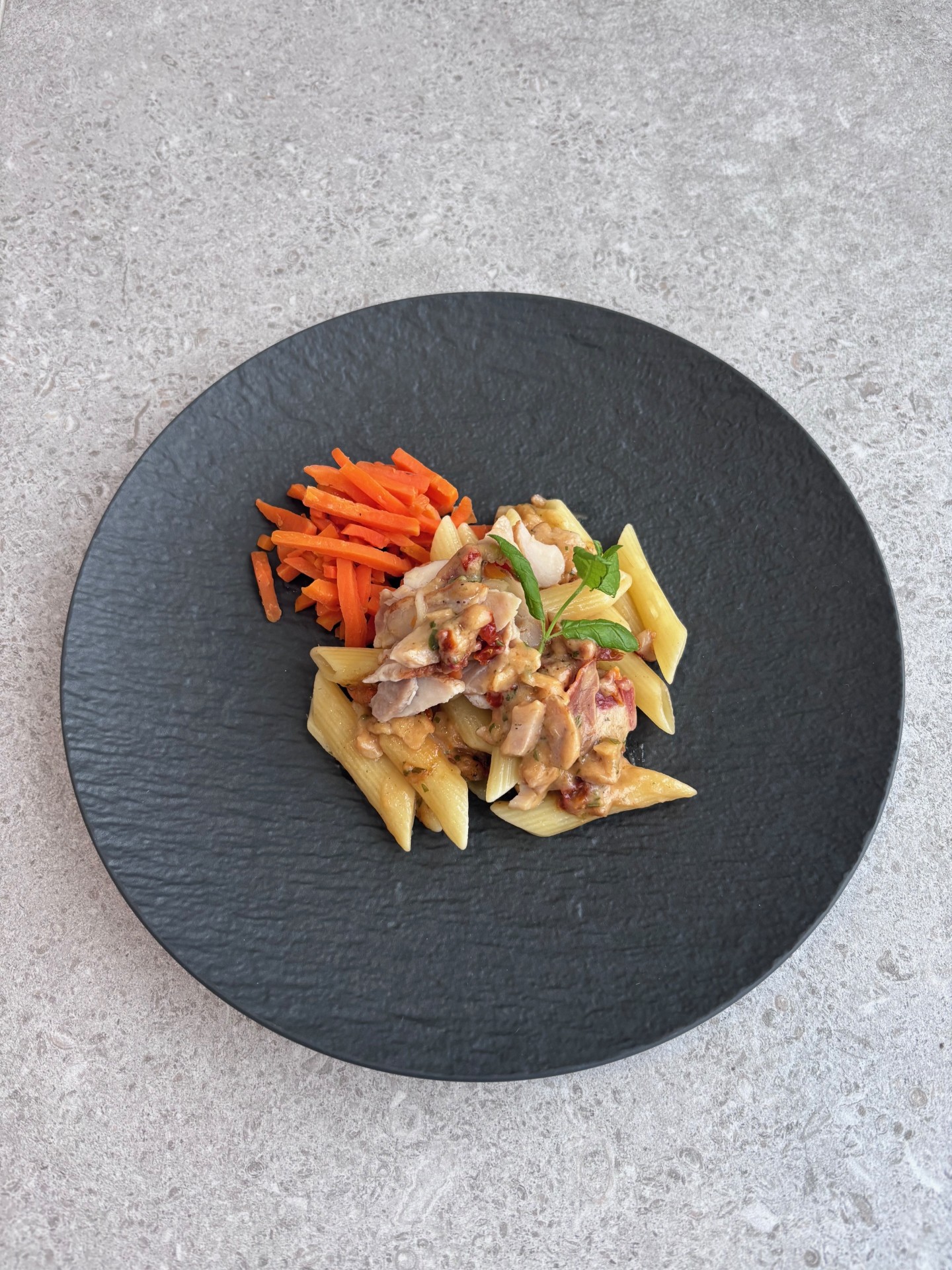 Broileri-sinihomejuustopasta L