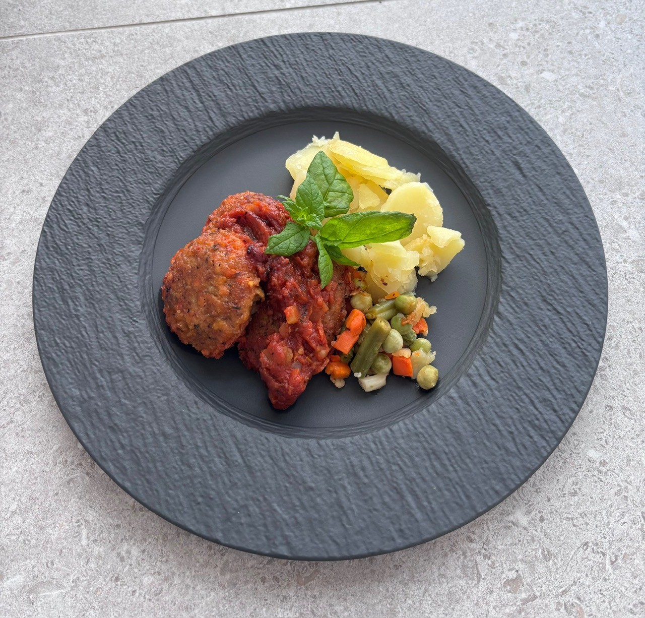 Bataattipihvi tomaattikastikkeella L,G,M,P